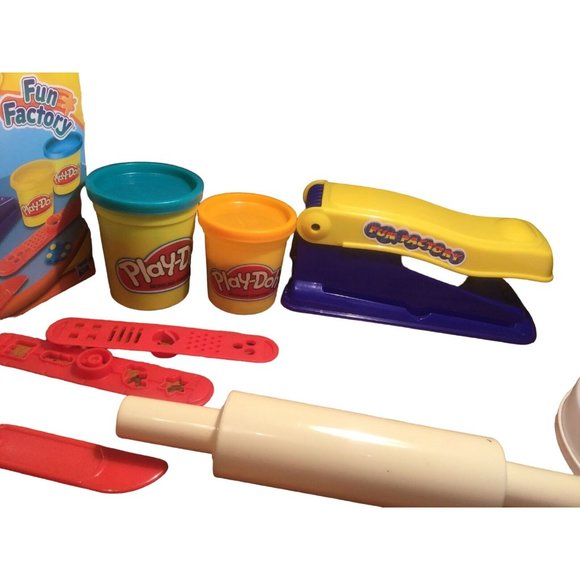 Play-Doh Play Set- FUN FACTORY— squeeze & mold shapes - Picture 2 of 10